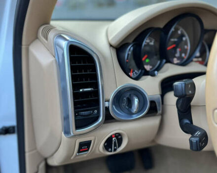 Белый Порше Каен, объемом двигателя 3.6 л и пробегом 190 тыс. км за 23500 $, фото 27 на Automoto.ua