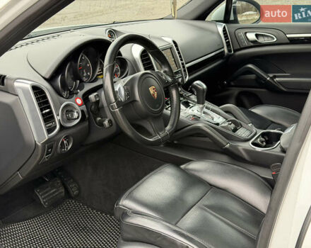 Белый Порше Каен, объемом двигателя 3 л и пробегом 195 тыс. км за 28700 $, фото 31 на Automoto.ua