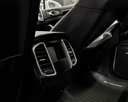 Белый Порше Каен, объемом двигателя 3.6 л и пробегом 130 тыс. км за 27500 $, фото 32 на Automoto.ua