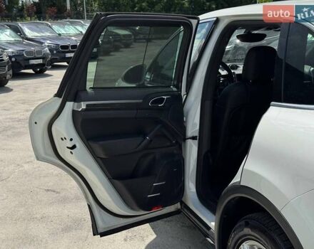 Білий Порше Cayenne, об'ємом двигуна 2.97 л та пробігом 330 тис. км за 28500 $, фото 30 на Automoto.ua