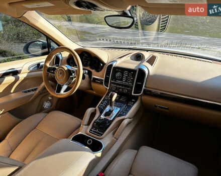 Белый Порше Каен, объемом двигателя 3.6 л и пробегом 170 тыс. км за 26500 $, фото 13 на Automoto.ua