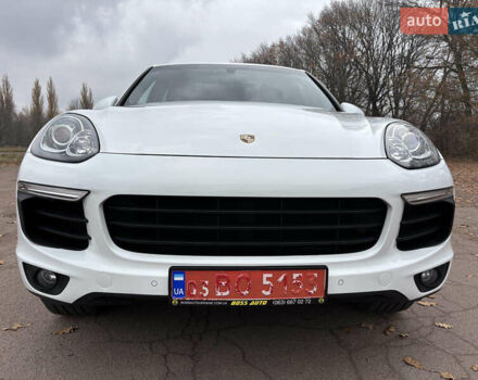 Белый Порше Каен, объемом двигателя 2.97 л и пробегом 180 тыс. км за 34000 $, фото 2 на Automoto.ua