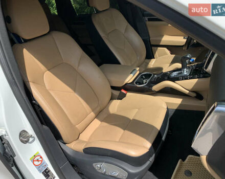 Белый Порше Каен, объемом двигателя 2.97 л и пробегом 169 тыс. км за 32500 $, фото 38 на Automoto.ua