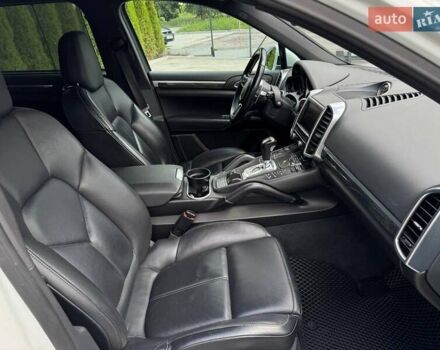 Білий Порше Cayenne, об'ємом двигуна 2.97 л та пробігом 330 тис. км за 28500 $, фото 33 на Automoto.ua