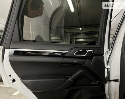 Белый Порше Каен, объемом двигателя 3.6 л и пробегом 147 тыс. км за 27900 $, фото 53 на Automoto.ua