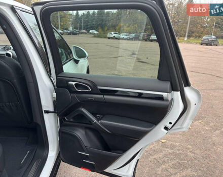 Белый Порше Каен, объемом двигателя 2.97 л и пробегом 180 тыс. км за 34000 $, фото 18 на Automoto.ua