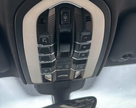 Белый Порше Каен, объемом двигателя 2.97 л и пробегом 180 тыс. км за 34000 $, фото 32 на Automoto.ua