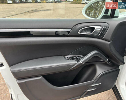 Белый Порше Каен, объемом двигателя 2.97 л и пробегом 180 тыс. км за 34000 $, фото 28 на Automoto.ua