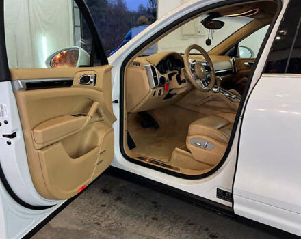 Белый Порше Каен, объемом двигателя 2.97 л и пробегом 167 тыс. км за 33499 $, фото 5 на Automoto.ua