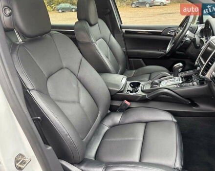 Белый Порше Каен, объемом двигателя 2.97 л и пробегом 180 тыс. км за 34000 $, фото 25 на Automoto.ua