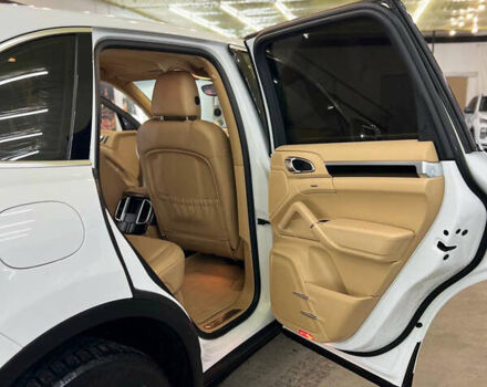 Белый Порше Каен, объемом двигателя 2.97 л и пробегом 167 тыс. км за 33499 $, фото 7 на Automoto.ua