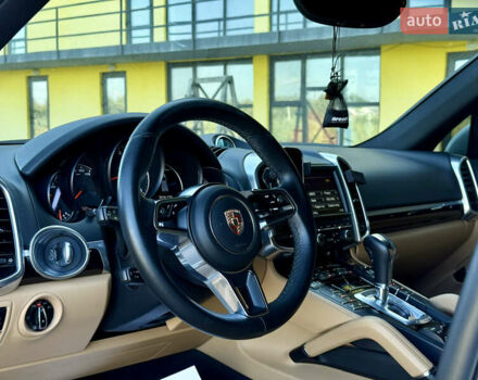 Білий Порше Cayenne, об'ємом двигуна 3 л та пробігом 206 тис. км за 31000 $, фото 16 на Automoto.ua