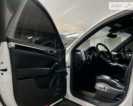 Белый Порше Каен, объемом двигателя 3.6 л и пробегом 147 тыс. км за 27900 $, фото 23 на Automoto.ua