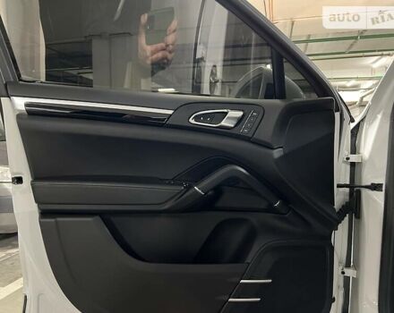 Белый Порше Каен, объемом двигателя 3.6 л и пробегом 147 тыс. км за 27900 $, фото 24 на Automoto.ua