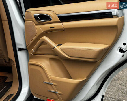 Белый Порше Каен, объемом двигателя 3.6 л и пробегом 96 тыс. км за 39690 $, фото 30 на Automoto.ua