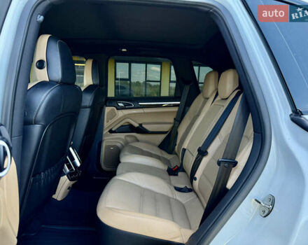 Білий Порше Cayenne, об'ємом двигуна 3 л та пробігом 206 тис. км за 31000 $, фото 44 на Automoto.ua