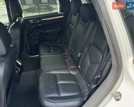 Білий Порше Cayenne, об'ємом двигуна 2.97 л та пробігом 330 тис. км за 28500 $, фото 31 на Automoto.ua