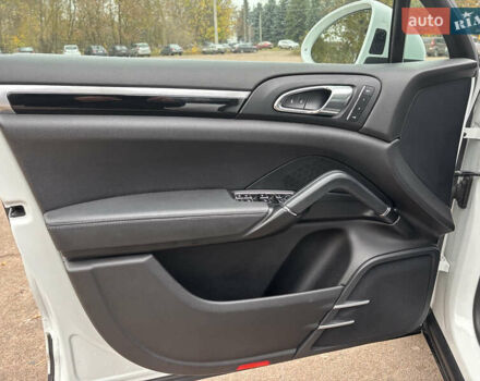 Белый Порше Каен, объемом двигателя 2.97 л и пробегом 180 тыс. км за 34000 $, фото 29 на Automoto.ua