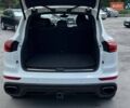 Білий Порше Cayenne, об'ємом двигуна 2.97 л та пробігом 330 тис. км за 28500 $, фото 13 на Automoto.ua