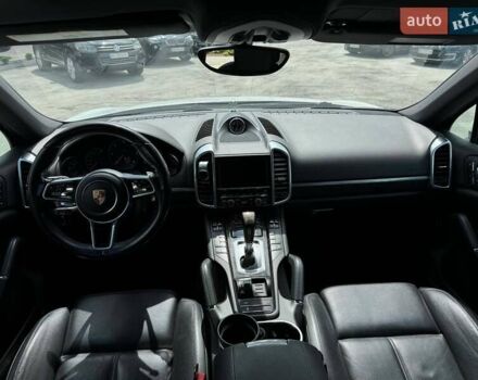 Білий Порше Cayenne, об'ємом двигуна 2.97 л та пробігом 330 тис. км за 28500 $, фото 26 на Automoto.ua