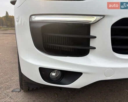 Белый Порше Каен, объемом двигателя 2.97 л и пробегом 180 тыс. км за 34000 $, фото 11 на Automoto.ua