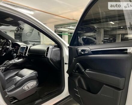 Белый Порше Каен, объемом двигателя 3.6 л и пробегом 147 тыс. км за 27900 $, фото 62 на Automoto.ua