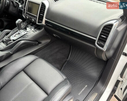 Белый Порше Каен, объемом двигателя 2.97 л и пробегом 180 тыс. км за 34000 $, фото 26 на Automoto.ua