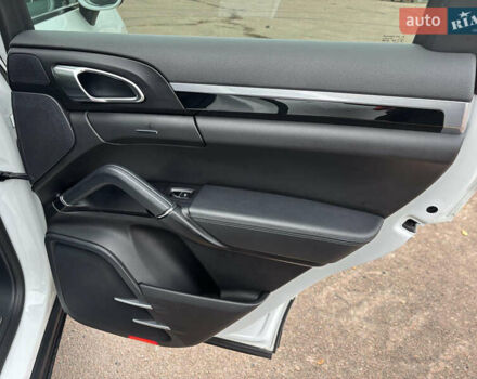 Белый Порше Каен, объемом двигателя 2.97 л и пробегом 180 тыс. км за 34000 $, фото 19 на Automoto.ua