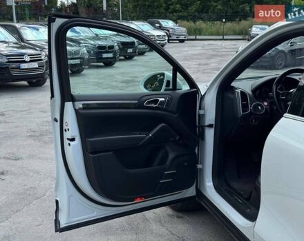 Білий Порше Cayenne, об'ємом двигуна 2.97 л та пробігом 330 тис. км за 28500 $, фото 17 на Automoto.ua