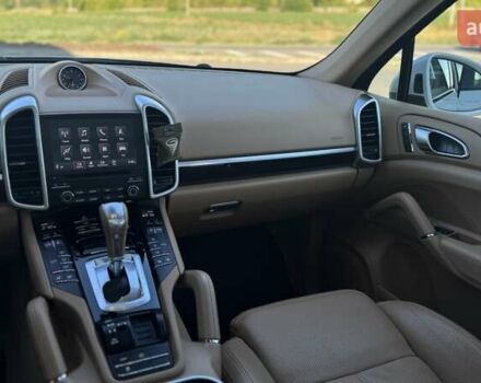 Белый Порше Каен, объемом двигателя 3.6 л и пробегом 70 тыс. км за 32000 $, фото 22 на Automoto.ua