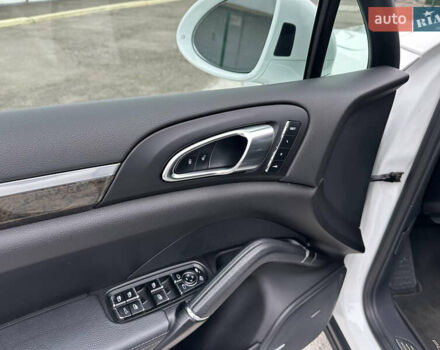 Белый Порше Каен, объемом двигателя 3.6 л и пробегом 62 тыс. км за 29999 $, фото 9 на Automoto.ua