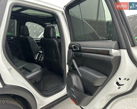 Белый Порше Каен, объемом двигателя 3.6 л и пробегом 62 тыс. км за 29999 $, фото 28 на Automoto.ua