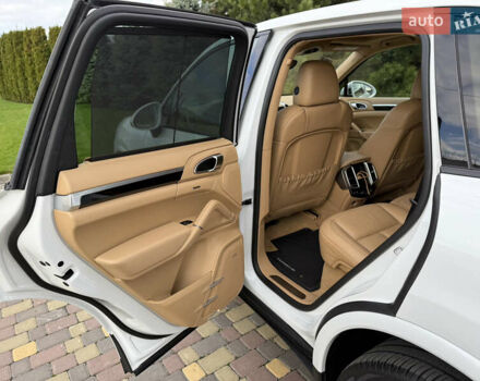 Белый Порше Каен, объемом двигателя 3.6 л и пробегом 70 тыс. км за 27000 $, фото 17 на Automoto.ua