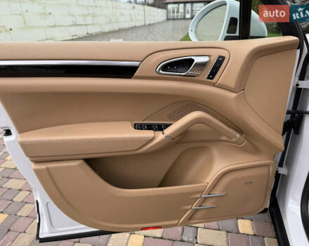 Белый Порше Каен, объемом двигателя 3.6 л и пробегом 70 тыс. км за 27000 $, фото 12 на Automoto.ua