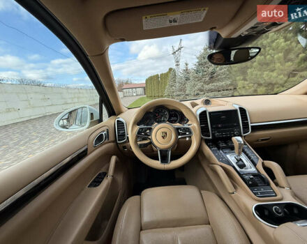 Белый Порше Каен, объемом двигателя 3.6 л и пробегом 70 тыс. км за 27000 $, фото 29 на Automoto.ua