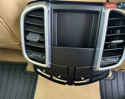 Белый Порше Каен, объемом двигателя 3.6 л и пробегом 70 тыс. км за 27000 $, фото 26 на Automoto.ua