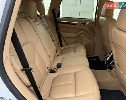 Белый Порше Каен, объемом двигателя 3.6 л и пробегом 70 тыс. км за 27000 $, фото 25 на Automoto.ua