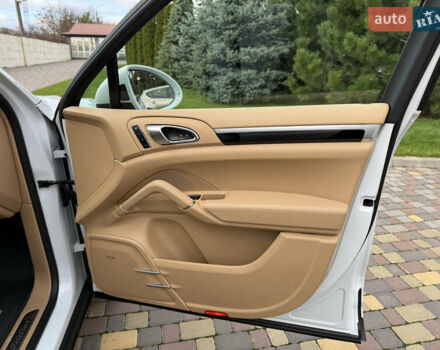 Белый Порше Каен, объемом двигателя 3.6 л и пробегом 70 тыс. км за 27000 $, фото 21 на Automoto.ua