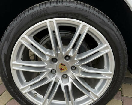 Белый Порше Каен, объемом двигателя 3.6 л и пробегом 70 тыс. км за 27000 $, фото 5 на Automoto.ua