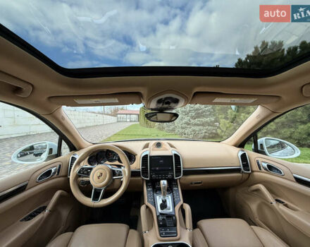 Белый Порше Каен, объемом двигателя 3.6 л и пробегом 70 тыс. км за 27000 $, фото 28 на Automoto.ua