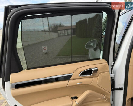 Белый Порше Каен, объемом двигателя 3.6 л и пробегом 70 тыс. км за 27000 $, фото 23 на Automoto.ua