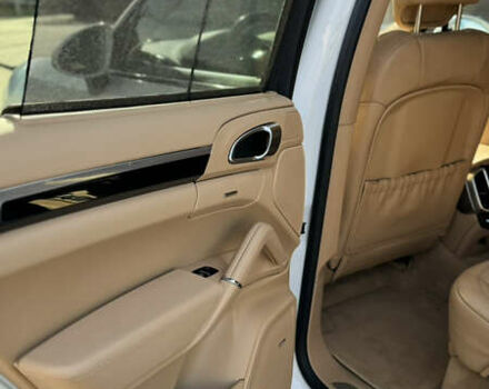 Білий Порше Cayenne, об'ємом двигуна 3 л та пробігом 99 тис. км за 32500 $, фото 25 на Automoto.ua