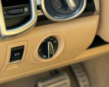 Білий Порше Cayenne, об'ємом двигуна 3 л та пробігом 99 тис. км за 32500 $, фото 21 на Automoto.ua