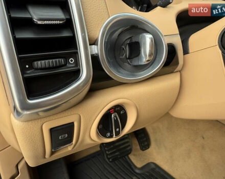 Белый Порше Каен, объемом двигателя 3.6 л и пробегом 70 тыс. км за 27000 $, фото 16 на Automoto.ua