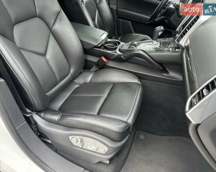 Белый Порше Каен, объемом двигателя 3.6 л и пробегом 62 тыс. км за 29999 $, фото 25 на Automoto.ua