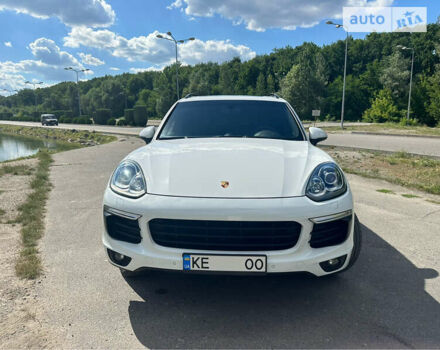 Белый Порше Каен, объемом двигателя 3.6 л и пробегом 130 тыс. км за 35000 $, фото 4 на Automoto.ua