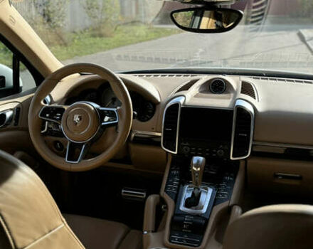 Білий Порше Cayenne, об'ємом двигуна 3 л та пробігом 99 тис. км за 32500 $, фото 19 на Automoto.ua