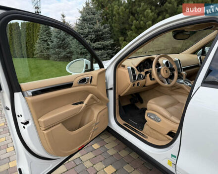 Белый Порше Каен, объемом двигателя 3.6 л и пробегом 70 тыс. км за 27000 $, фото 11 на Automoto.ua