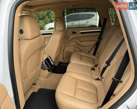 Белый Порше Каен, объемом двигателя 3.6 л и пробегом 70 тыс. км за 27000 $, фото 18 на Automoto.ua