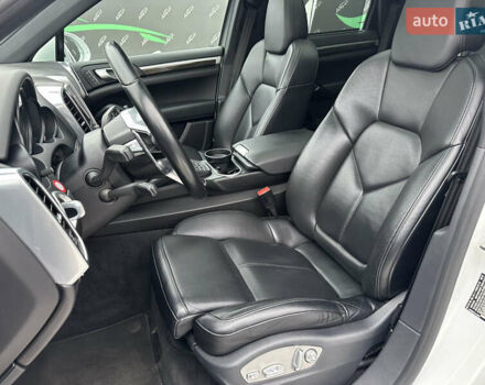 Белый Порше Каен, объемом двигателя 3.6 л и пробегом 62 тыс. км за 29999 $, фото 8 на Automoto.ua
